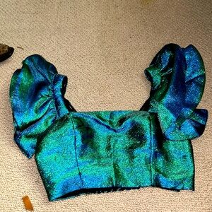 Has a zipper on the side, has a stretchy back